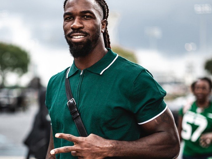 CJ Mosley, captain and linebacker of the New York Jets, shows the peace sign.